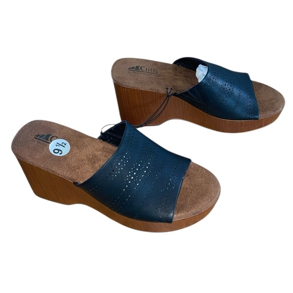 Cliffs by WHITE MOUNTAIN Shoes - NWOB Cliffs by White Mountain Zaylee platform sandals. Size 9 1/2.